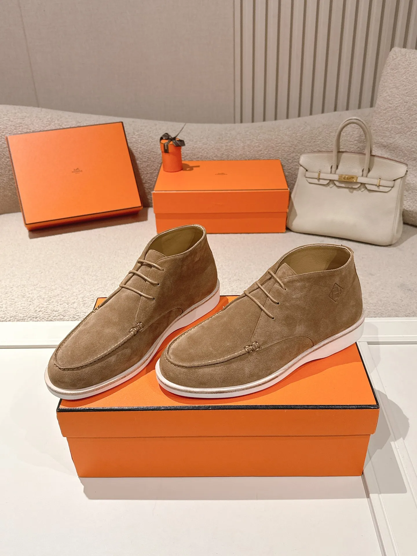 Men's Men's Shoes 660💰 Hermes men's size #26ss calfskin derby shoes, decorated with signature "H Diamant" details for a stylish and casual style. Fabric: Cow suede Lining: Mixed sheep lining Outsole: Genuine leather welt + original TPU Bottom thickness: 3CM Code number: 39-45 (customized at 46.47)